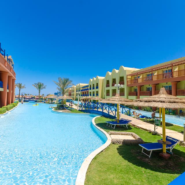 Lees alles over een vakantie naar Hotel Titanic Beach Spa in Hurghada voor 2027.