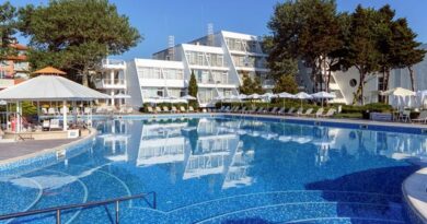 Lees alles over een vakantie naar Hotel AluaSun Helios Beach in Obzor voor 2027.