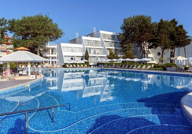 Lees alles over een vakantie naar Hotel AluaSun Helios Beach in Obzor voor 2027.