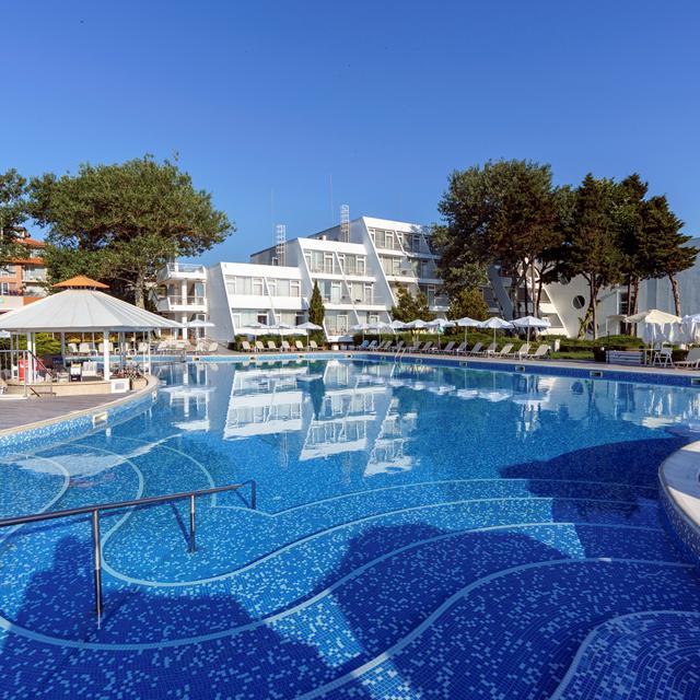 Lees alles over een vakantie naar Hotel AluaSun Helios Beach in Obzor voor 2027.